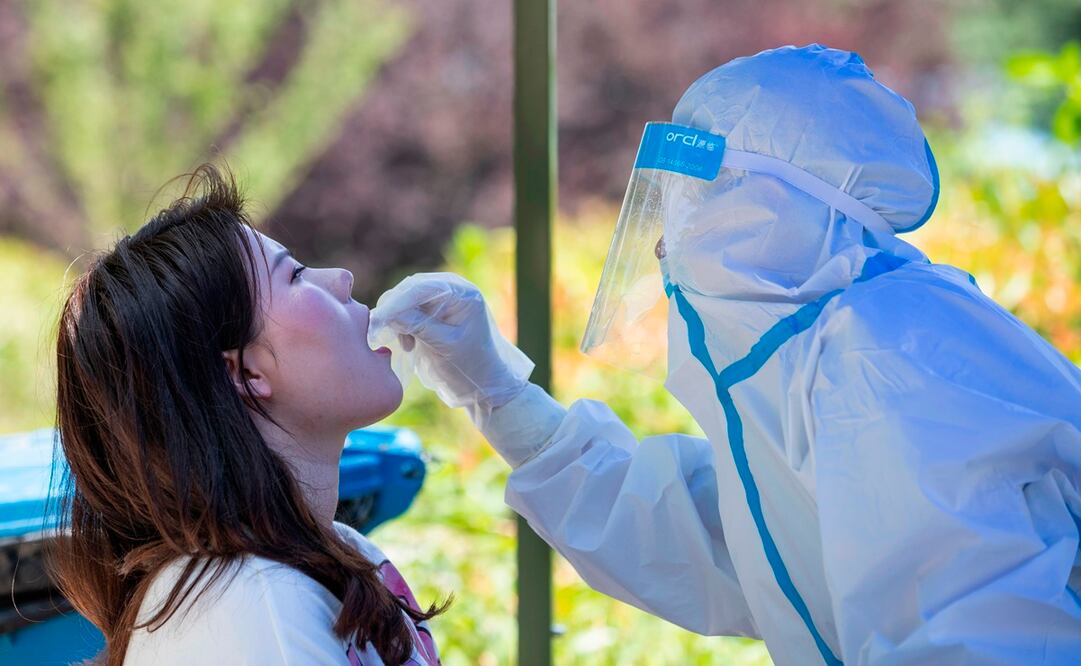Pruebas de Covid-19 en Wuhan (Foto: AFP)