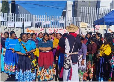 Realizan paro más de 300 docentes wixatitari en Jalisco; exigen a Claudia Sheinbaum mejores condiciones laborales