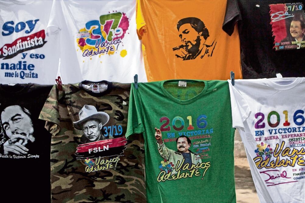 Camisetas alusivas a la revolución sandinista, que se celebra hoy, en Managua (JORGE TORRES. EFE)