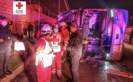 Volcadura de autobús deja dos muertos y 20 heridos en Paseo Tollocan, Toluca