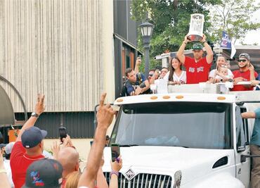 Cora presume el trofeo a su gente
