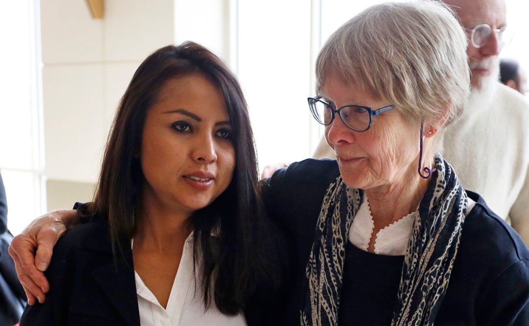 Foto: Ingrid Encalada Latorre, izquierda, quien reside en una iglesia santuario, habla con Judy Danielson de la iglesia Mountain View Friends Meeting. (AP)