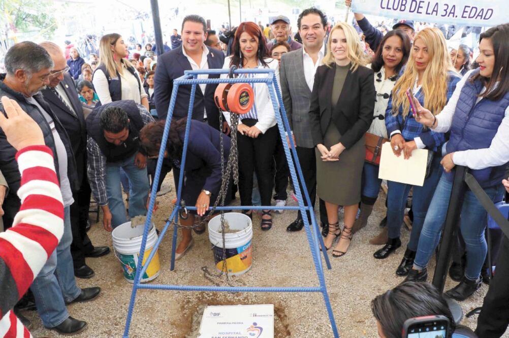 Romina Contreras y Enrique Vargas colocaron la primera piedra del inmueble. Foto/ESPECIAL 