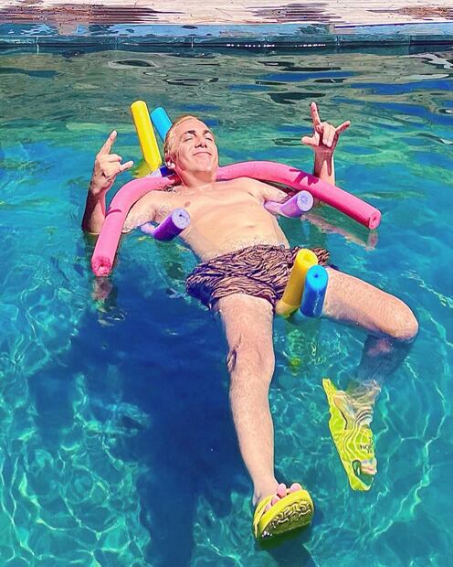 Cristian Castro posando. Fuente: Instagram @cristiancastro