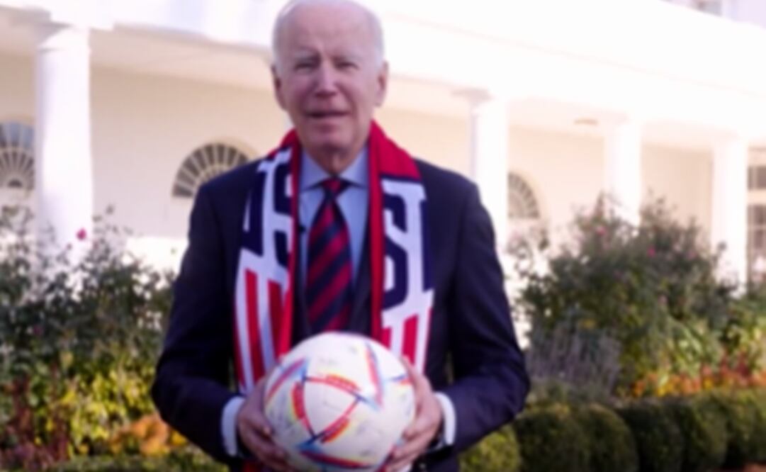Joe Biden sosteniendo el balón de la Copa del Mundo / Foto: Especiales
