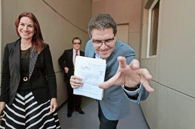 Ríos Piter lleva al TEPJF queja contra INE