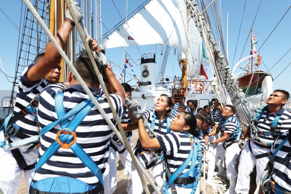 Los cadetes de la Secretaría de Marina que viajan en el buque escuela Cuauhtémoc aprenderán a navegar como lo hacían los marineros del siglo XVIII, con la orientación de los astros, aprovechando el viento para impulsar la embarcación (JUAN CARLOS REYES)