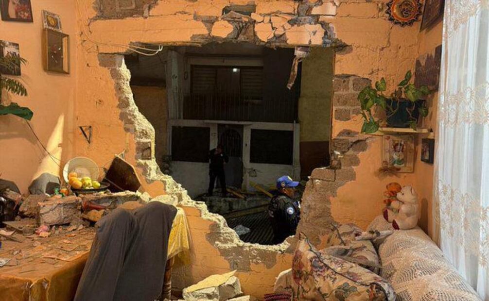 Camión refresquero choca contra vivienda en Álvaro Obregón; dos adultos mayores resultan lesionados.
Foto: Especial.