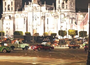 Atrapan al auto rojo en el Zócalo