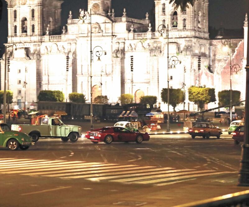 Se ocuparon más de 20 autos de los 80, y 90, en la plancha del Zócalo para las secuencias del filme de Wahlberg. Foto/CORTESÍA
