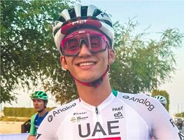 Isaac del Toro estrena con orgullo un uniforme con la bandera de México