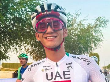 Isaac del Toro estrena con orgullo un uniforme con la bandera de México