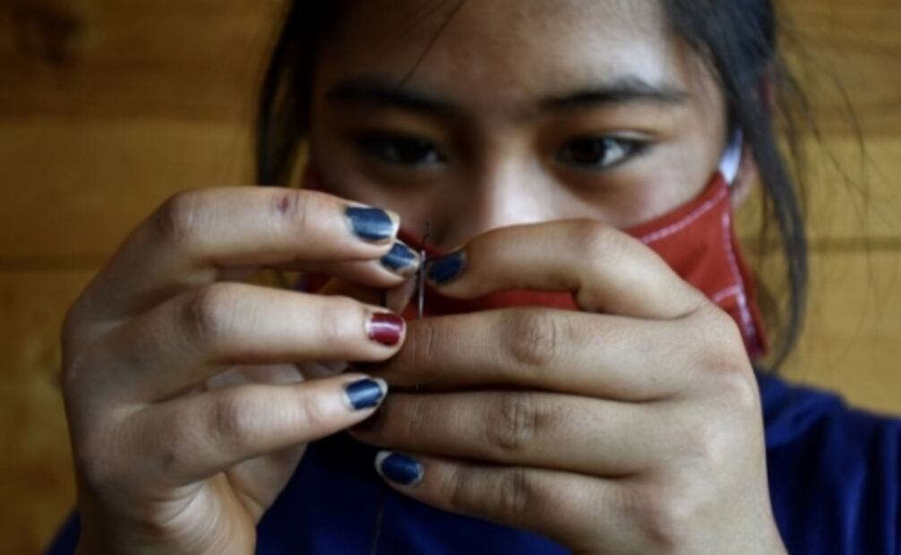 Artesanas plasman su ingenio con cubrebocas