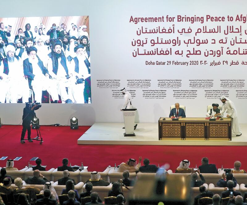 El representante especial para la Paz de Estados Unidos, Zalmay Khalilzad, y el mulá Abdul Ghani Baradar, por parte del Talibán, firmaron el texto ante representantes de países como Indonesia, Turquía y Paquistán. Foto: IBRAHEEM AL-OMARI. REUTERS