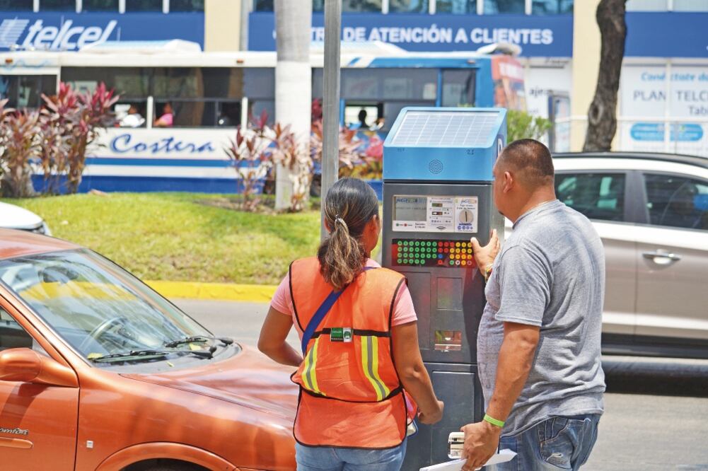 La instalación de las máquinas electrónicas en el puerto no recaudan ni para los salarios de los empleados; muchos de los automovilistas no les hacen caso y otros más prefiere corromper a los operadores. (Fotos: SALVADOR CISNEROS)