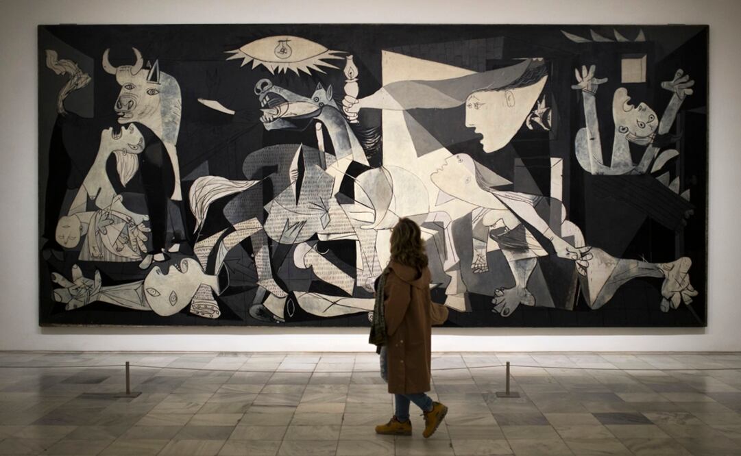 Una mujer mira el "Guernica", icónica obra de Pablo Picasso. Foto: AP/Francisco Seco