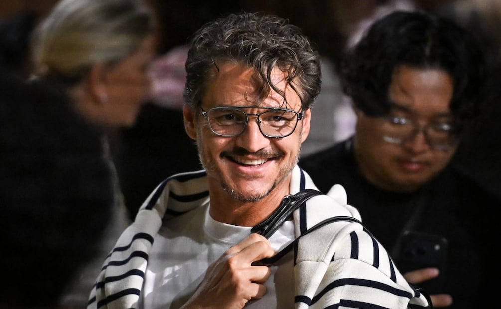 Pedro Pascal durante el desfile de Chanel. Foto: EFE