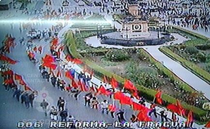 Marcha de trabajadores complica tránsito en Reforma