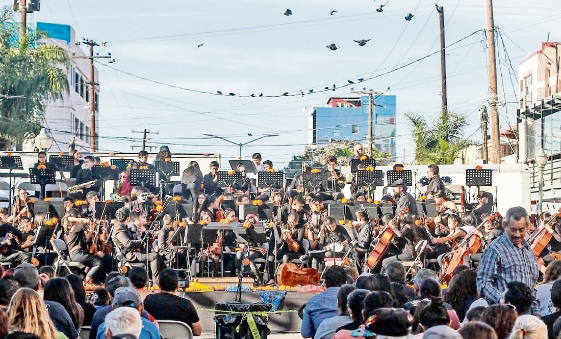 Para el recital se unieron unos 300 músicos del Centro de Artes Musicales y de las orquestas Sinfónica de BC, Do-re-mi comunidad y Red Cerro Colorado. (JOEBETH TERRÍQUEZ. EL UNIVERSAL)