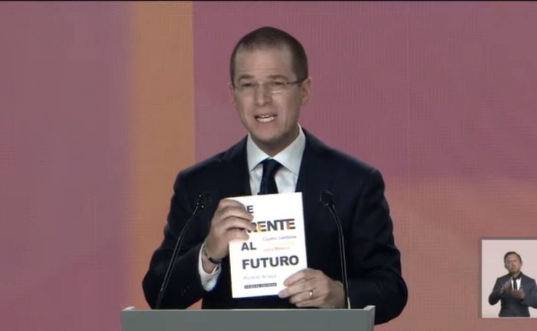 Ricardo Anaya mostró un supuesto libro con su plan de gobierno en el primer debate. Foto: Cortesía
