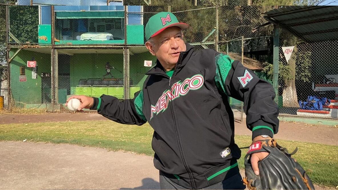 AMLO se da una escapada para ir a jugar beisbol en deportivo de CDMX