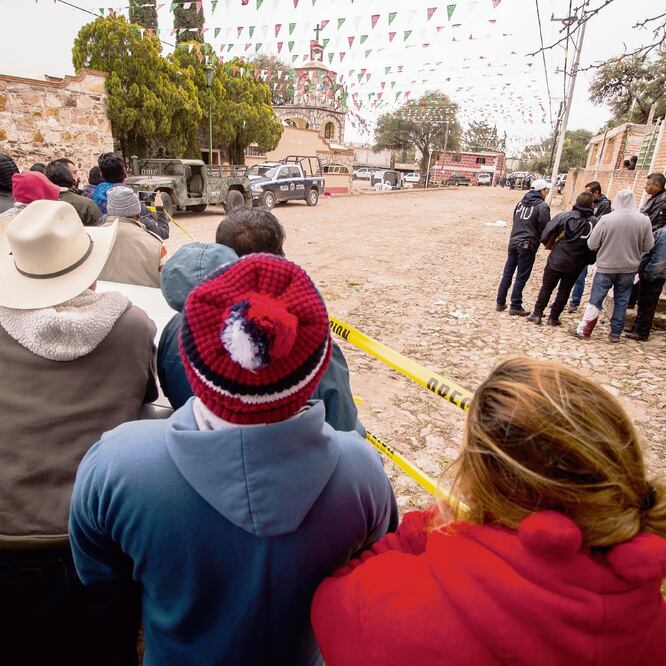 La explosión de los cohetes ocurrió cerca de una capilla de Fuentezuelas, Tequisquiapan. Las autoridades hallaron 4 mil 680 cohetones en el lugar, que, según Protección Civil del municipio, no estaban bien resguardados. (FOTOS: ALMA CÓRDOVA. EL UNIVERSA)