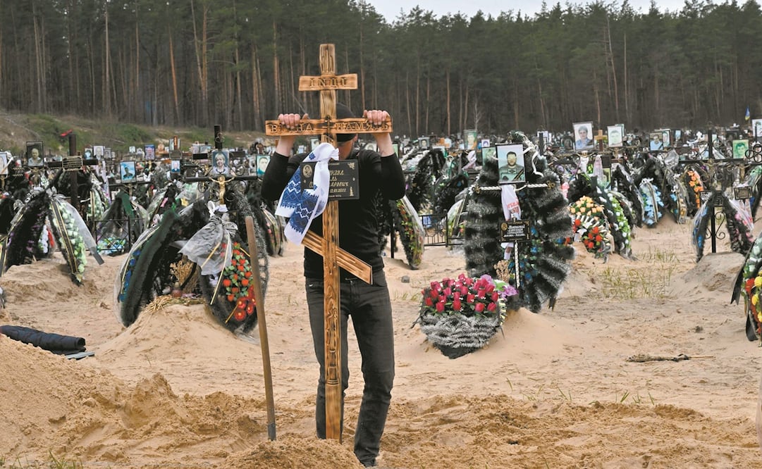 Las autoridades ucranianas recuperaron 269 cadáveres de esta localidad, tras el retiro de las tropas rusas, que intensificaron sus ataques en el Donbás. Foto: Sergei Supinsky/ AFP.