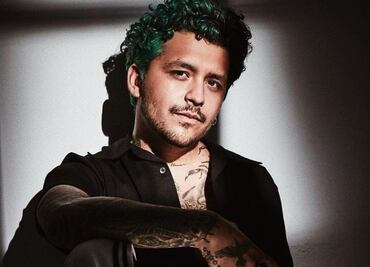 Christian Nodal enciende las redes al aparecer con pelo rubio