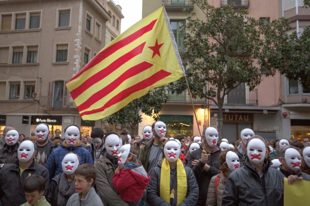 Simpatizantes de los políticos catalanes encarcelados bajo cargos de sedición se manifestaron ayer en Figures, en España (EMILIO MORENATTI. AP)