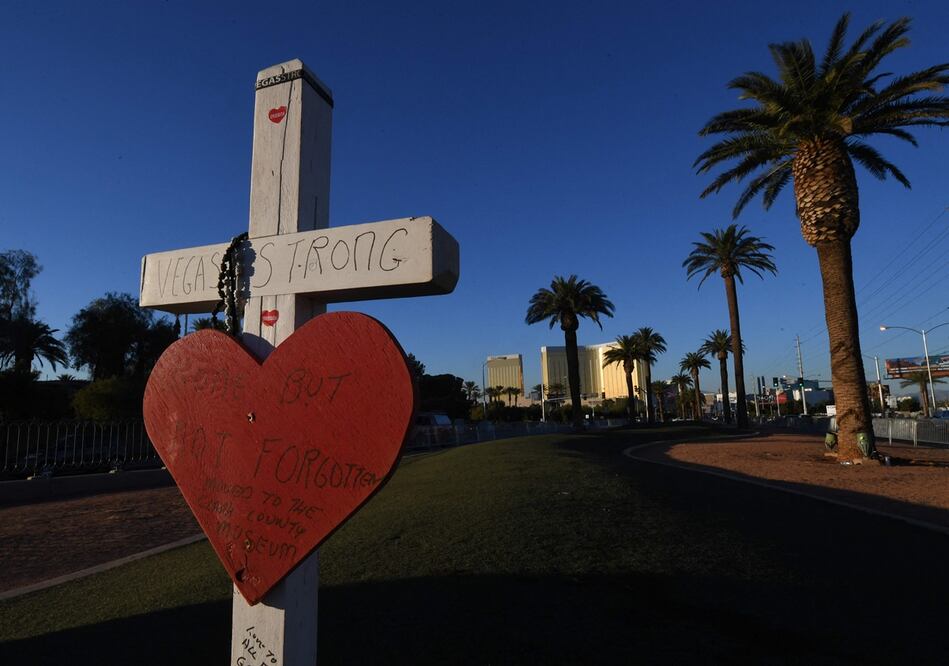 Una cruz solitaria permanece en un sitio conmemorativo cerca del Hotel Mandalay para las 58 víctimas del peor tiroteo en la historia de Estados Unidos, en Las Vegas, Nevada, el 15 de noviembre de 2017. Foto: AFP