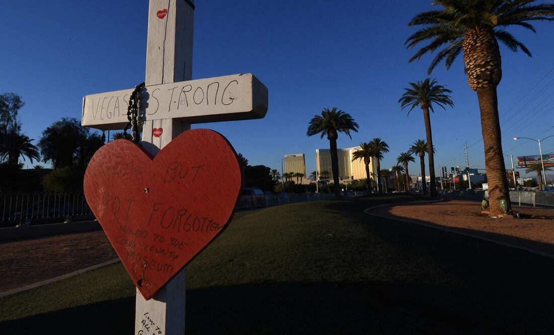 Una cruz solitaria permanece en un sitio conmemorativo cerca del Hotel Mandalay para las 58 víctimas del peor tiroteo en la historia de Estados Unidos, en Las Vegas, Nevada, el 15 de noviembre de 2017. Foto: AFP