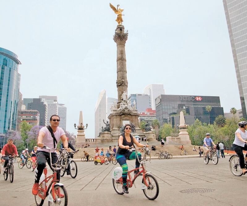 Especialistas consideran que el programa Hoy No Circula debe vincularse con más acciones de movilidad, como el uso de bicicletas en la capital. ARCHIVO EL UNIVERSAL
