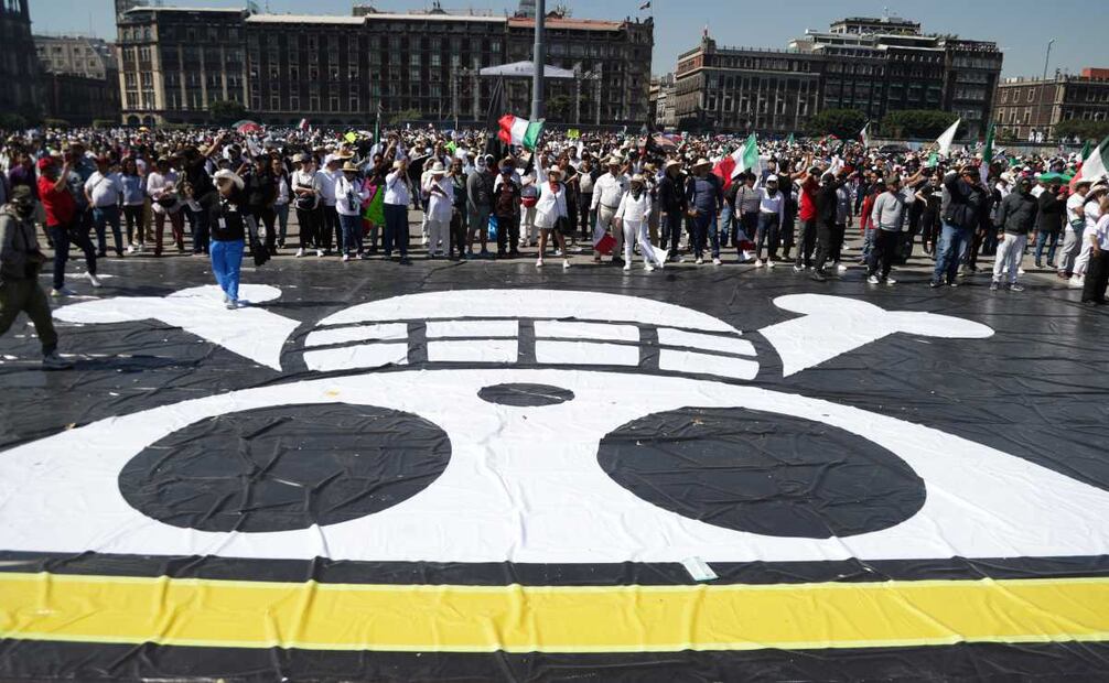 Marcha del Ángel de la Independencia al Zócalo, donde se unieron la Generación Z y grupos que piden justicia para Carlos Manzo, este 15 de noviembre de 2025. Foto: Carlos Mejía/ EL UNIVERSAL