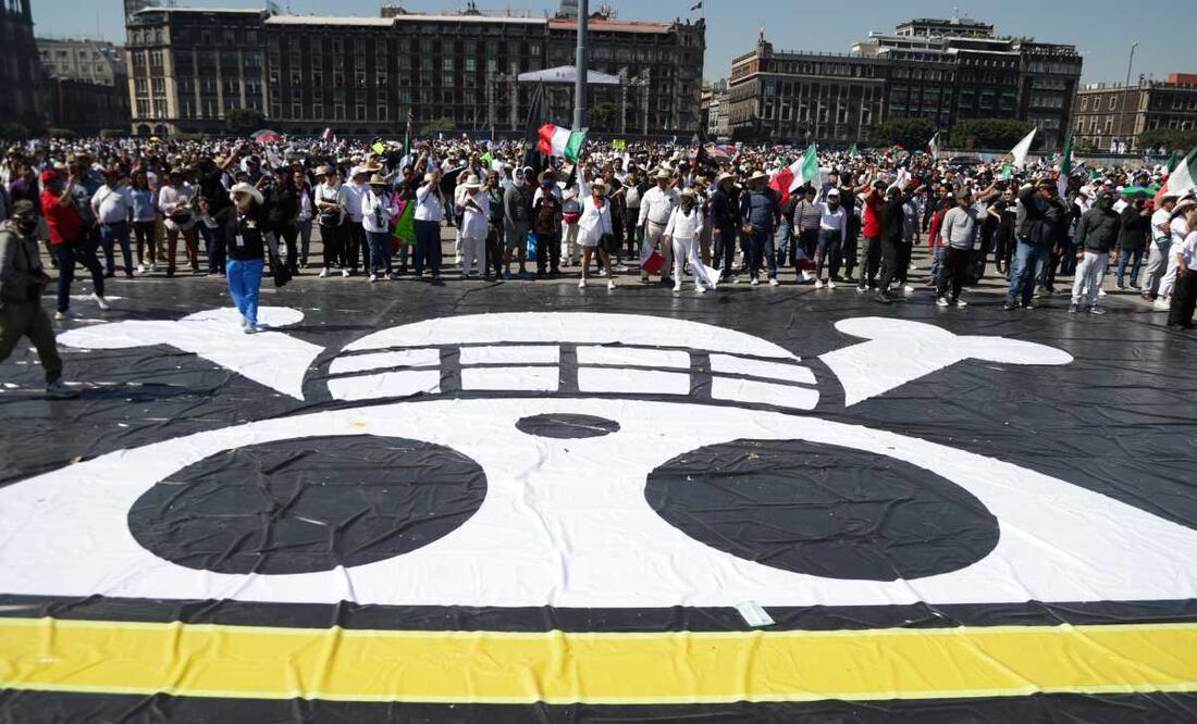 Marcha del Ángel de la Independencia al Zócalo, donde se unieron la Generación Z y grupos que piden justicia para Carlos Manzo, este 15 de noviembre de 2025. Foto: Carlos Mejía/ EL UNIVERSAL