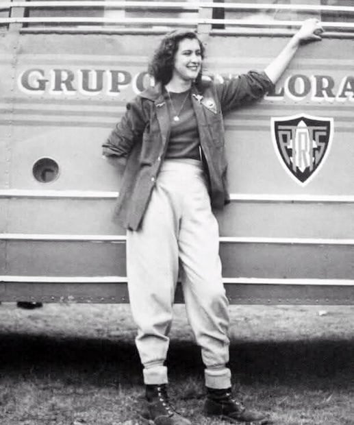 Alma Tamés frente a un camión del Grupo Explorador Peteretes. “Yo empecé a salir de excursión antes de nacer”, aseguró, pues su madre y abuelos maternos eran fervientes montañistas; “mi mamá era una alpinista que muchos hombres envidaban su fuerza”. Alma tuvo sus primeras excursiones a los 12 años. Foto: ESPECIAL/Cortesía Enrique Chávez Poupard.