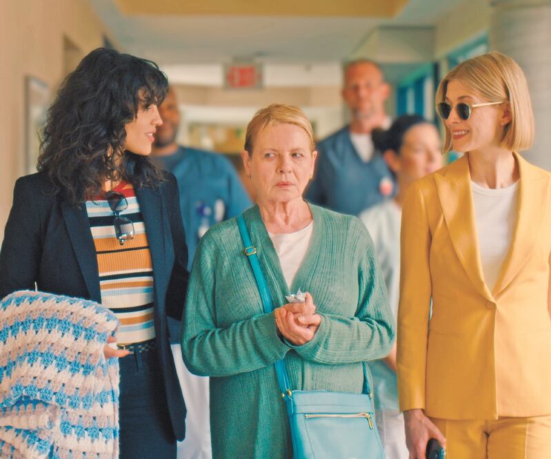 “Me gusta que son mujeres poderosas y que han decidido utilizar un lugar que se aprovechó de ella”, dice Rosamund. Foto: NETFLIX