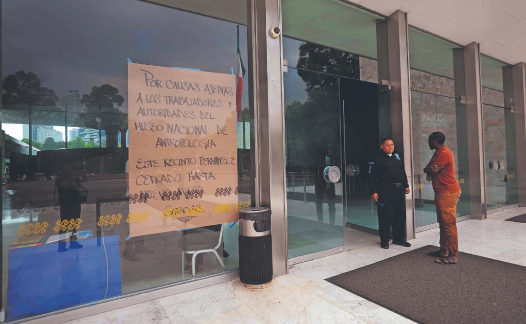 Un letrero en la entrada y un empleado del Museo Nacional de Antropología daban la mala noticia a los visitantes que, decepcionados, buscaban alternativas. Foto: de DIEGO SIMÓN SÁNCHEZ. El Universal