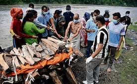 Hacen entierros temporales de víctimas en Nepal, habitantes piden tradicionales ritos de cremación