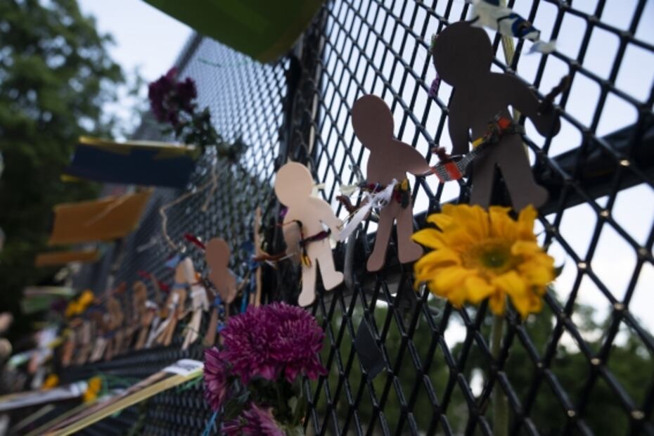 Museos de EU preservarán carteles del "muro" de la Casa Blanca