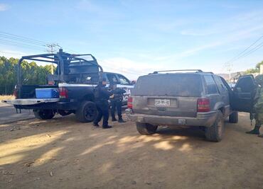 Autoridades aseguran camioneta con blindaje artesanal en Aguililla, Michoacán