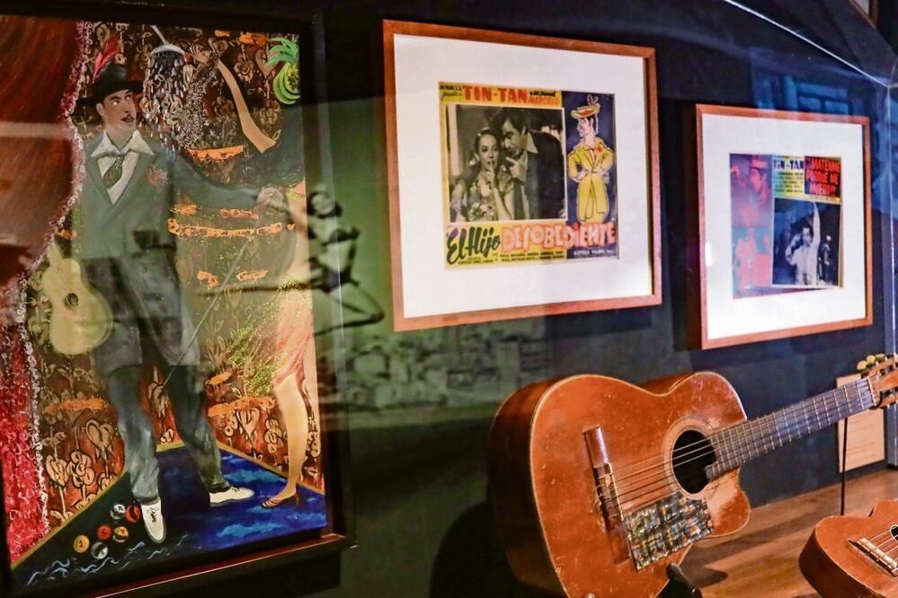 Tan Tin Tan muestra objetos que reflejan la época en la que se desarrolló el famoso artista. Foto: Hugo Salvador | El Universal