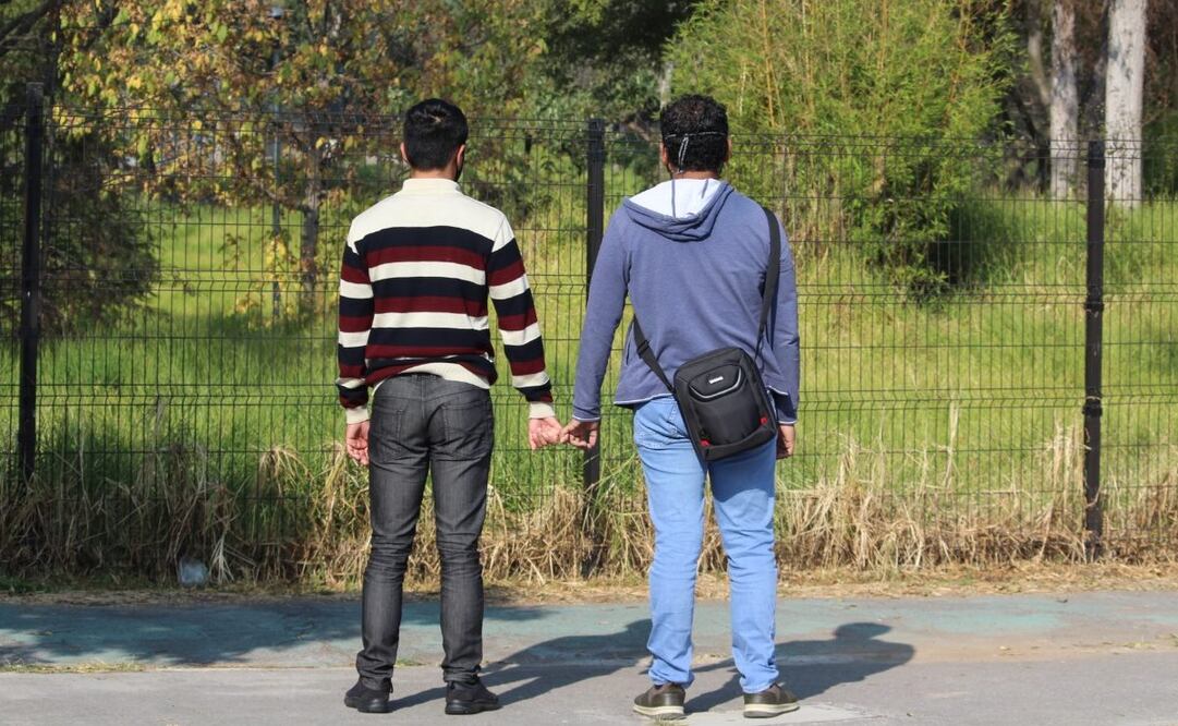 Elías, de 18 años, junto a Daniel, de 31; esta pareja ha superado los tabúes respecto al VIH y las relaciones sexoafectivas. Fotos: Enrique Vega