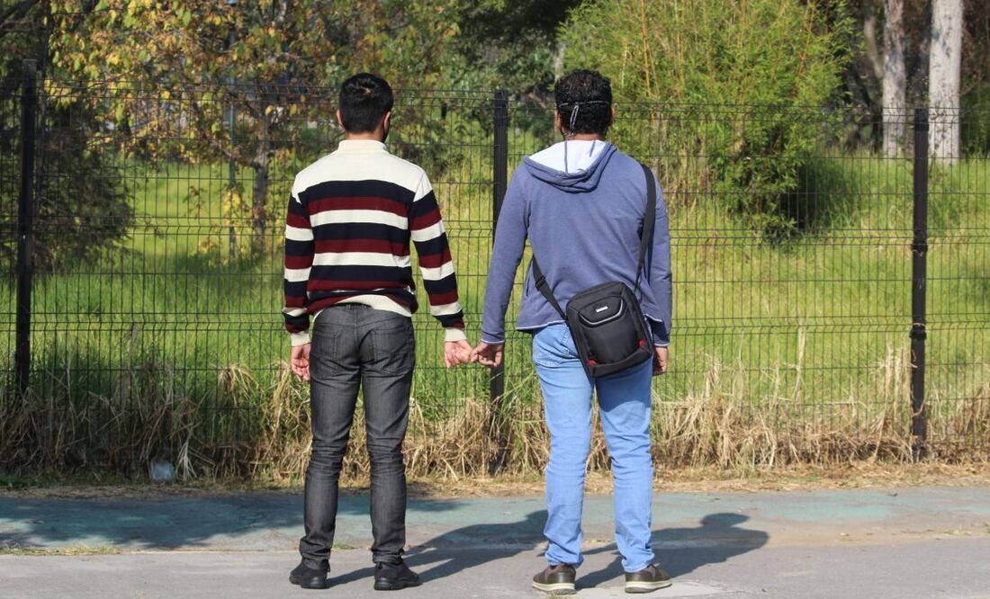 Elías, de 18 años, junto a Daniel, de 31; esta pareja ha superado los tabúes respecto al VIH y las relaciones sexoafectivas. Fotos: Enrique Vega