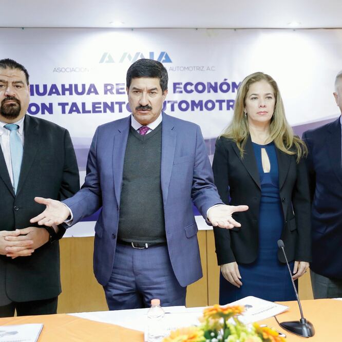 Eduardo Solís (i), presidente de AMIA, dijo que el gobierno de Chihuahua, que encabeza Javier Corral (c), cumplirá las reglas para importar autos usados. (IVÁN STEPHENS. EL UNIVERSAL)