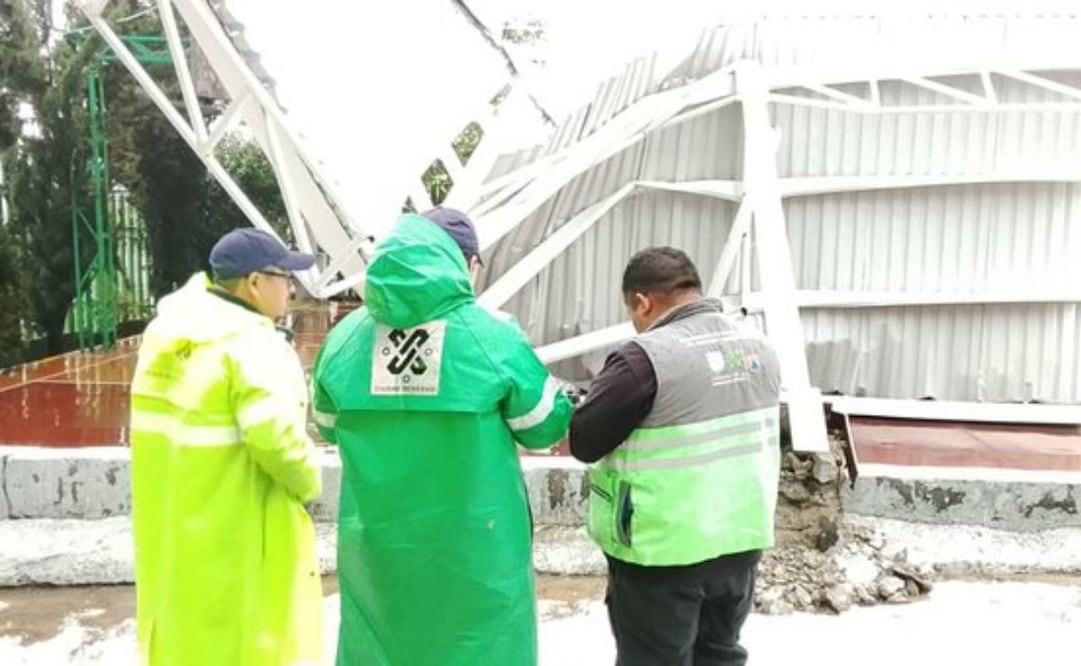 Debido a la acumulación de granizo que cayó esta tarde se desplomó una estructura metálica. Foto: Especial