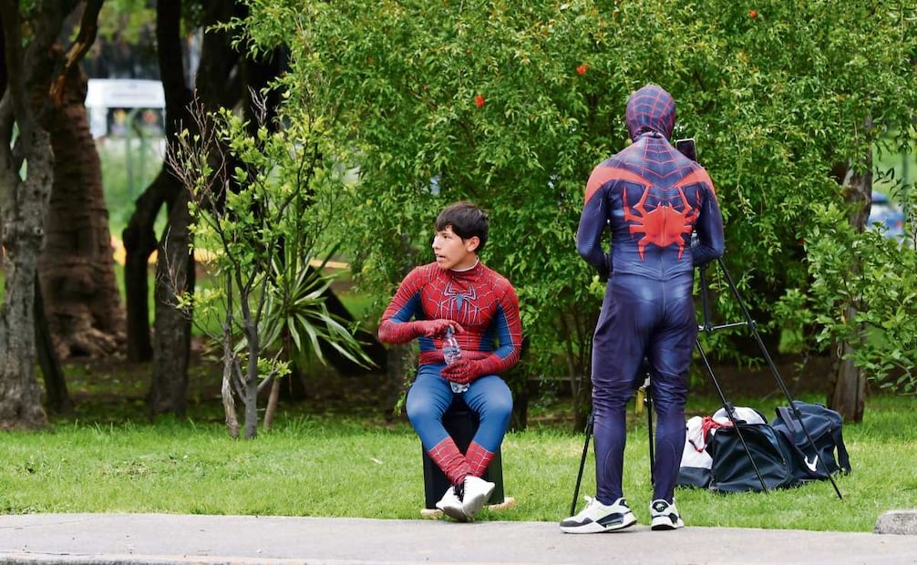 Este par de amigos se acompaña de una bocina y se graban con un celular montado en un tripié para subirlo a sus redes sociales. Foto: Valente Rosas
