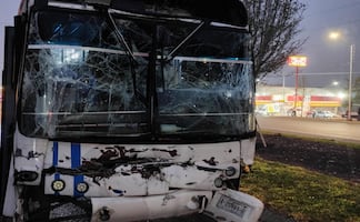 Chocan camiones de personal en Apodaca, Nuevo León; hay 35 lesionados