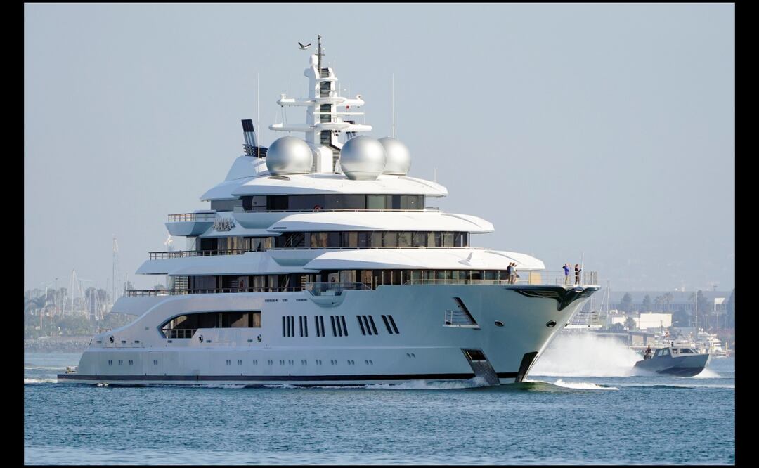 ARCHIVO – El superyate Amadea navega hacia la bahía de San Diego el 27 de junio de 2022, visto desde Coronado, California. (AP Foto/Gregory Bull, Archivo)