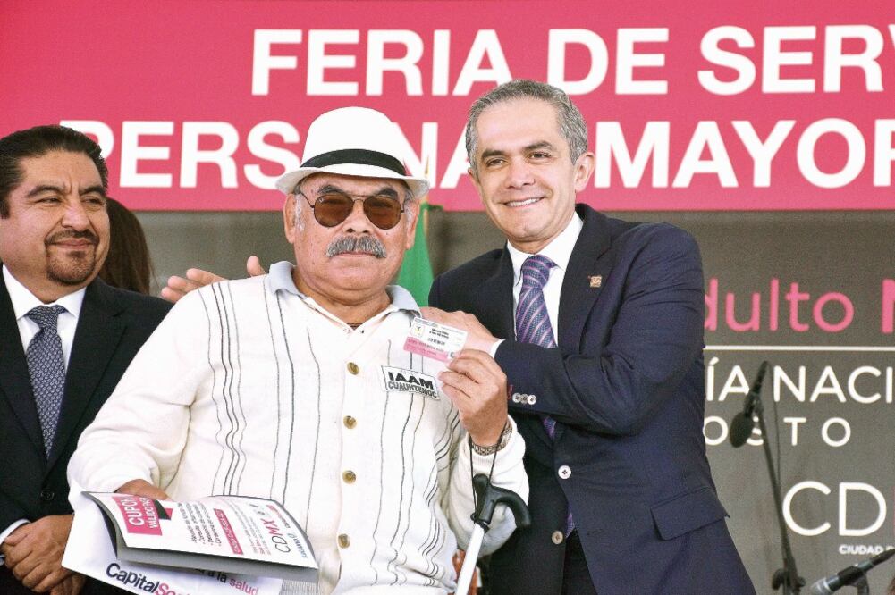 Miguel Ángel Mancera inauguró la Feria de Servicios para Personas Mayores en la explanada del Monumento a la Revolución en donde entregó algunos apoyos a personas de ese sector de la población . (ALONSO ROMERO. EL UNIVERSAL)