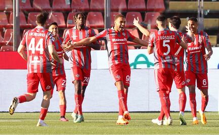 Johan Vásquez fue titular y jugó los 90 minutos en el triunfo del Cremonese
